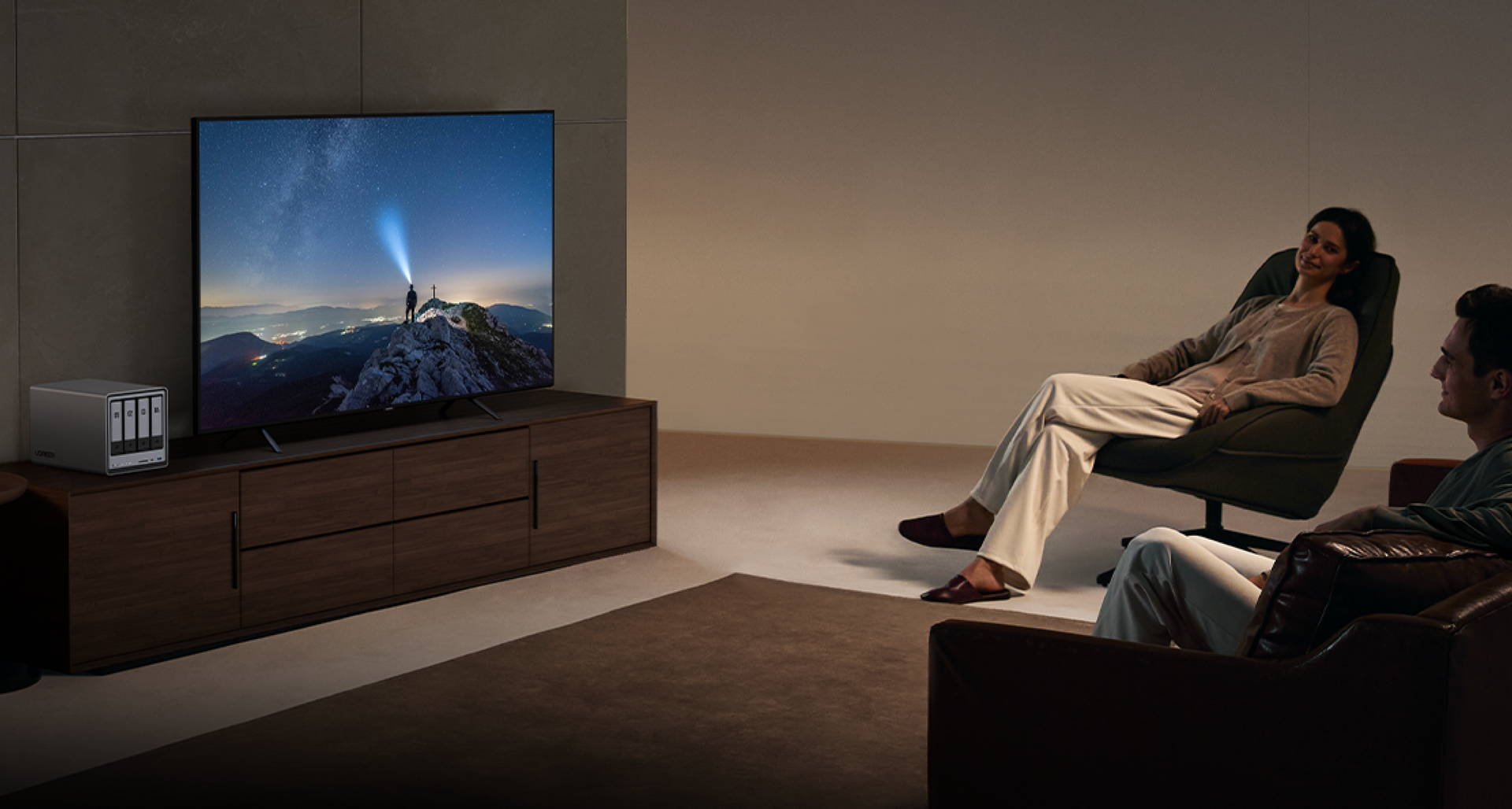 NAS UGREEN connecté à une télévision 4K diffusant un film, illustrant une expérience multimédia fluide et immersive dans un salon moderne